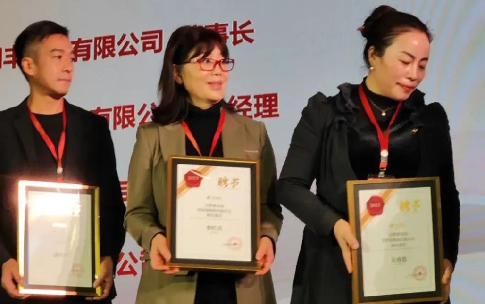 【喜訊】金品源酒業(yè)總經理李紅兵女士受聘為沱牌事業(yè)部營銷策略顧問委員會成員